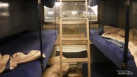 Susunan tempat tidur di dalam kompartemen kereta.