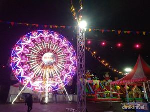 Wisata Malam Meriah di Kiara Artha Park Bandung