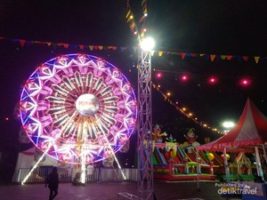 Wisata Malam Meriah di Kiara Artha Park Bandung
