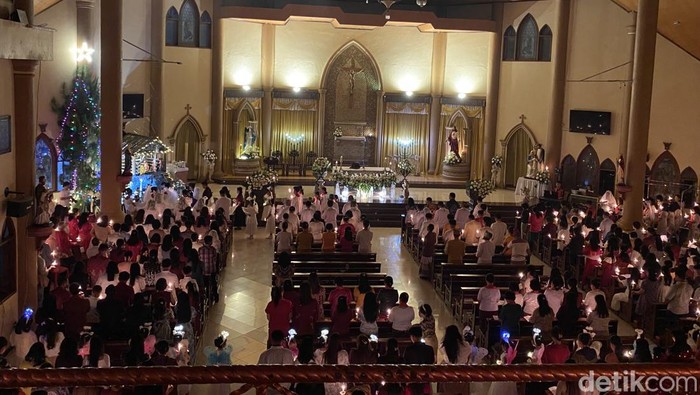 Umat Katolik Rayakan Misa Natal 2025 di Gereja Paroki Makale Toraja