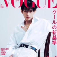 Wajahnya menghiasi majalah Vogue Japan edisi Februari 2026. Penggemar dapat memilih sampul versi standar ataupun khusus, yang memuat wawancara eksklusif. Di mana V BTS membahas kecintaannya terhadap film, komitmennya terhadap musik, dan pandangannya soal personel BTS. Foto: dok. Vogue Japan