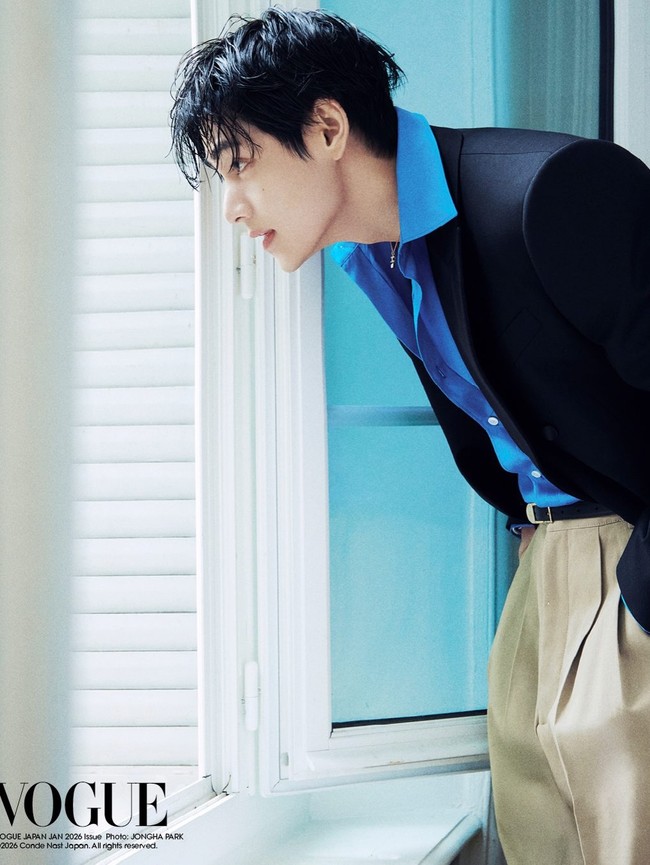 Tahun 2026 tinggal menghitung hari. V BTS tak sabar kembali dengan album terbaru dan konser tur dunia bersama personelnya. “2025 mungkin membosankan bagi ARMY tapi ini adalah tahun yang sangat sibuk bagiku,” ungkapnya, berharap tidak mengecewakan ARMY yang setia menunggu. Foto: dok. Vogue Japan