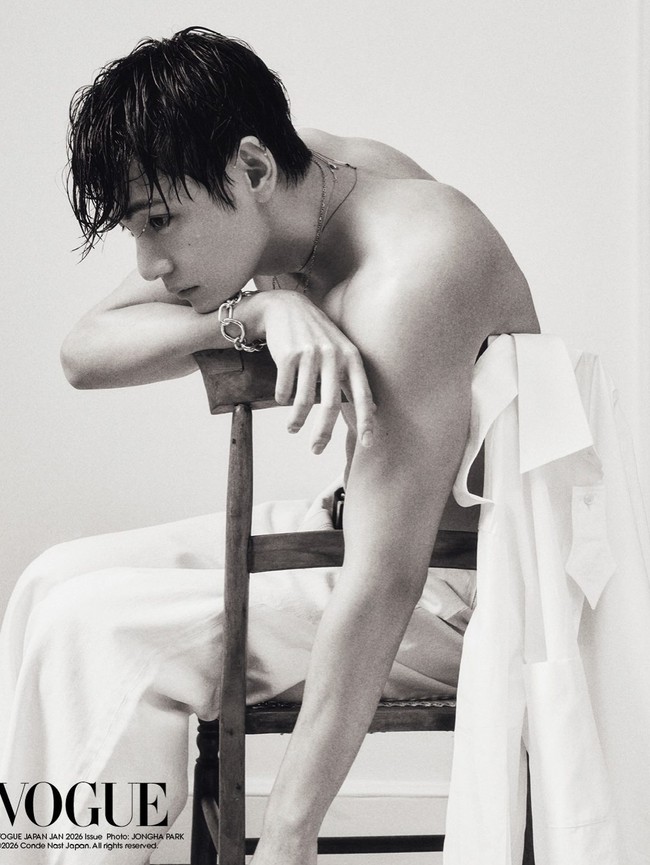 Salah satu foto memperlihatkan V BTS bersandar di kursi tanpa atasan, memperlihatkan bahu lebar dan otot lengannya. Ia mengaku kadang bermalas-malasan, tapi olahraga membuatnya tetap fokus. Foto: dok. Vogue Japan