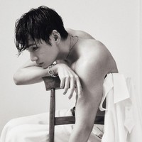 Foto: V BTS Pamer Otot di Pemotretan Terbaru, Ungkap Harapan untuk 2026