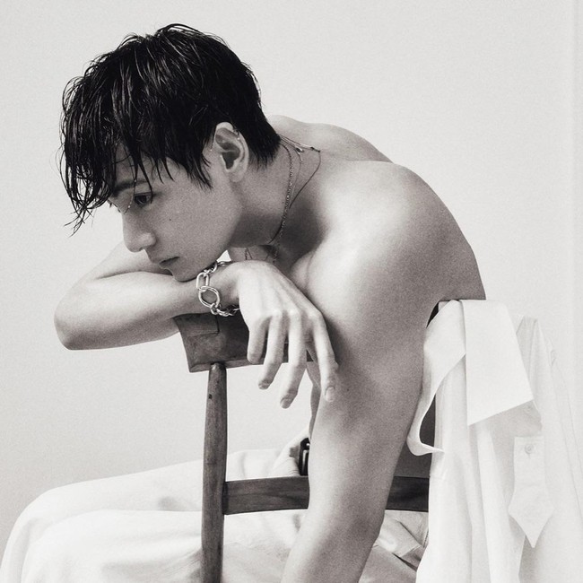 Foto: V BTS Pamer Otot di Pemotretan Terbaru, Ungkap Harapan untuk 2026