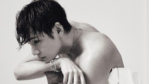 Foto: V BTS Pamer Otot di Pemotretan Terbaru, Ungkap Harapan untuk 2026