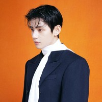 Pemilik nama asli Kim Taehyung itu tampil berbalut koleksi busana pria CELINE, memperkuat statusnya sebagai global ambassador. Para penggemar telah menyematkan julukan “CELINE Prince” untuknya. Foto: dok. Vogue Japan
