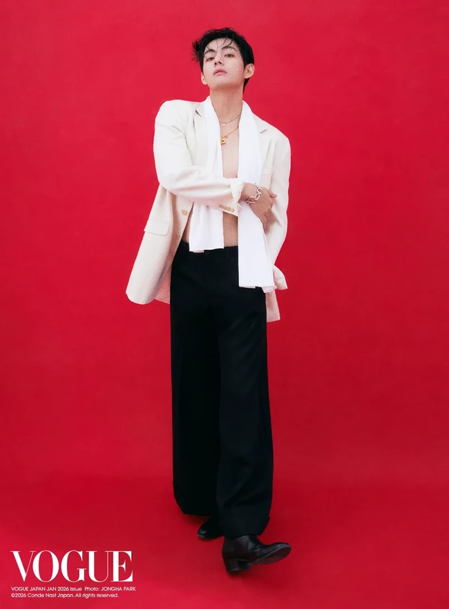 Ada pula penampilan V BTS berbalut setelan jas putih yang dibiarkan terbuka. Hasil kerja kerasnya berolahraga setiap hari terbayarkan. “Kadang-kadang aku melewatkannya, tapi olahraga sangat membantu daripada apa pun,” ujarnya dalam sesi wawancara. Foto: dok. Vogue Japan