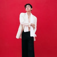 Ada pula penampilan V BTS berbalut setelan jas putih yang dibiarkan terbuka. Hasil kerja kerasnya berolahraga setiap hari terbayarkan. “Kadang-kadang aku melewatkannya, tapi olahraga sangat membantu daripada apa pun,” ujarnya dalam sesi wawancara. Foto: dok. Vogue Japan