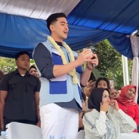 Bukan Anti Peluru, Verrell Bramasta Pakai Rompi Anti Galau Kunjungi Warga