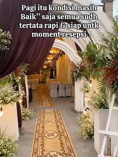 Kisah haru pernikahan di Sidoarjo, dekorasi cantik roboh diterjang badai saat siang, namun tim bangkit perbaiki semua demi kelancaran resepsi pada malam hari. Unggahan tersebut langsung viral.