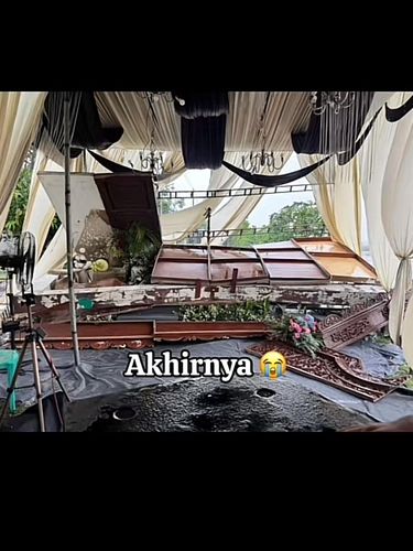 Kisah haru pernikahan di Sidoarjo, dekorasi cantik roboh diterjang badai saat siang, namun tim bangkit perbaiki semua demi kelancaran resepsi pada malam hari. Unggahan tersebut langsung viral.