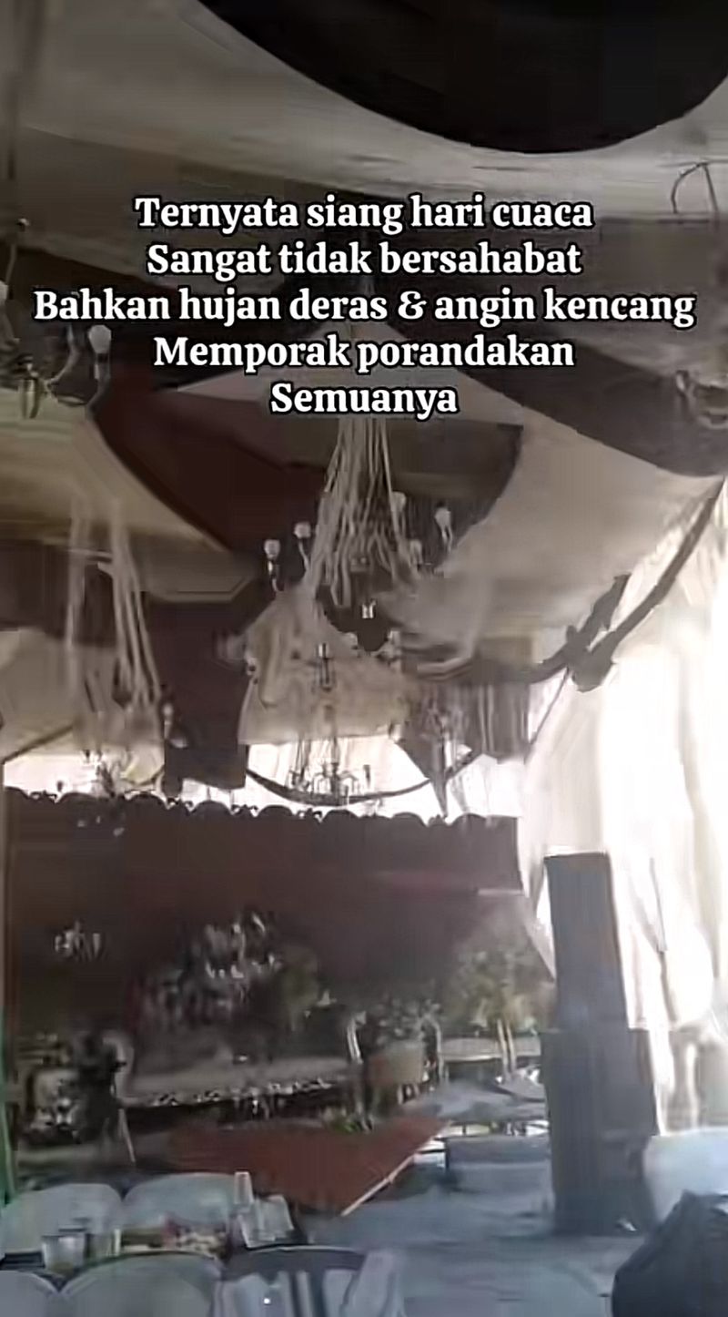 Kisah haru pernikahan di Sidoarjo, dekorasi cantik roboh diterjang badai saat siang, namun tim bangkit perbaiki semua demi kelancaran resepsi pada malam hari. Unggahan tersebut langsung viral.