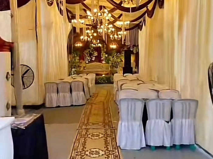 Kisah haru pernikahan di Sidoarjo, dekorasi cantik roboh diterjang badai saat siang, namun tim bangkit perbaiki semua demi kelancaran resepsi pada malam hari. Unggahan tersebut langsung viral.