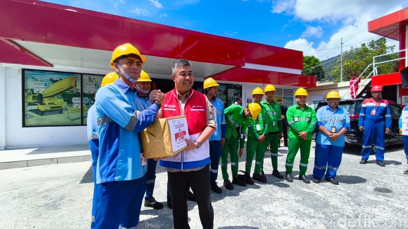 Wakil Dirut Pertamina Patra Niaga, Achmad Muchtasyar saat meninjau IT Bitung, Sulawesi Utara.