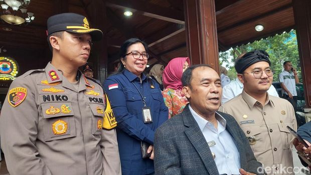 Wali Kota Cimahi, Ngatiyana (tengah) saat pengecekan gereja Wali Kota Cimahi, Ngatiyana (tengah) saat pengecekan gereja