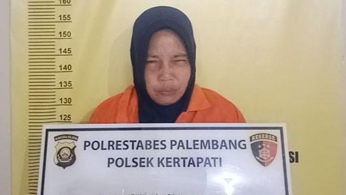 Wanita paruh baya diamankan warga usai kedapatan mencopet di Pasar Sunan Palembang