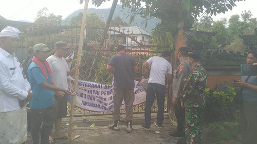 Warga membuka segel Kantor Desa Sudaji di Kecamatan Sawan, Buleleng. (Dok. Polres Buleleng)