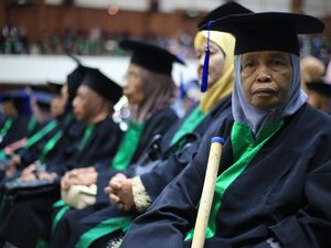 Wisuda Sekolah Lansia di Aceh, Ribuan Peserta Buktikan Belajar Tak Terbatas Usia