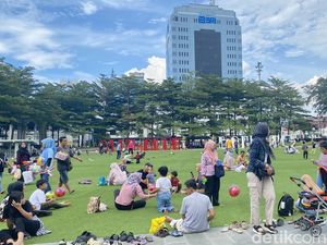 4 Spot Foto Favorit Wisatawan di Alun-alun Bandung