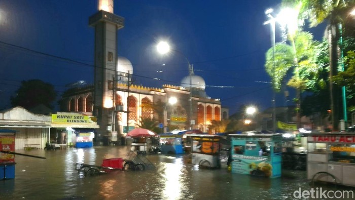 Diguyur Hujan Deras, Alun-alun Brebes Banjir