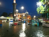 Diguyur Hujan Deras, Alun-alun Brebes Banjir