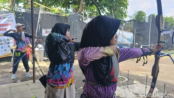 Puluhan Anak Lumajang Isi Libur Sekolah dengan Belajar Panahan