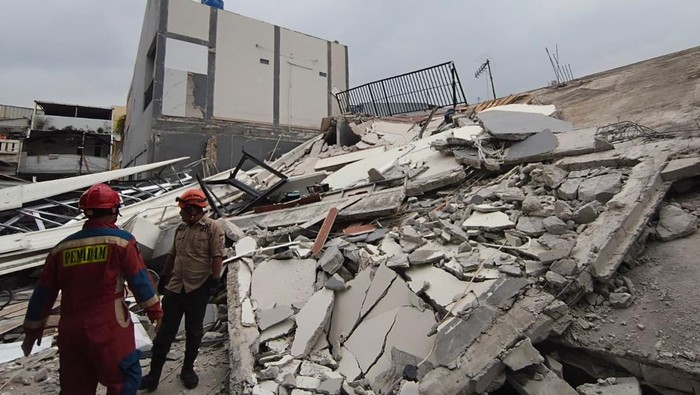 Bangunan Parkir 2 Lantai Ambruk di Koja Jakut, Timpa 5 Kendaraan