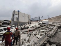 Video: Detik-detik Bangunan di Koja Ambruk Nyaris Timpa Warga