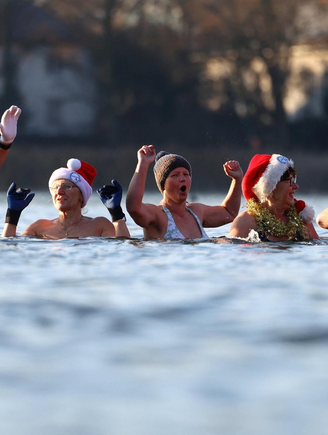 Berani Dingin! Berliner Seehunde Ramaikan Renang Natal di Berlin