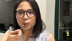 Bernadya gak lupa satu hal penting saat merayakan Natal: makan! (Foto: dok. Instagram @bernadyaribka)