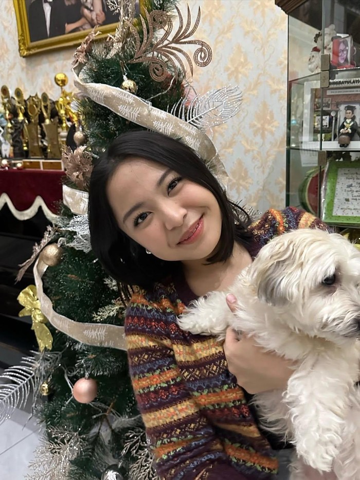 Penyanyi Bernadya rayakan Natal.