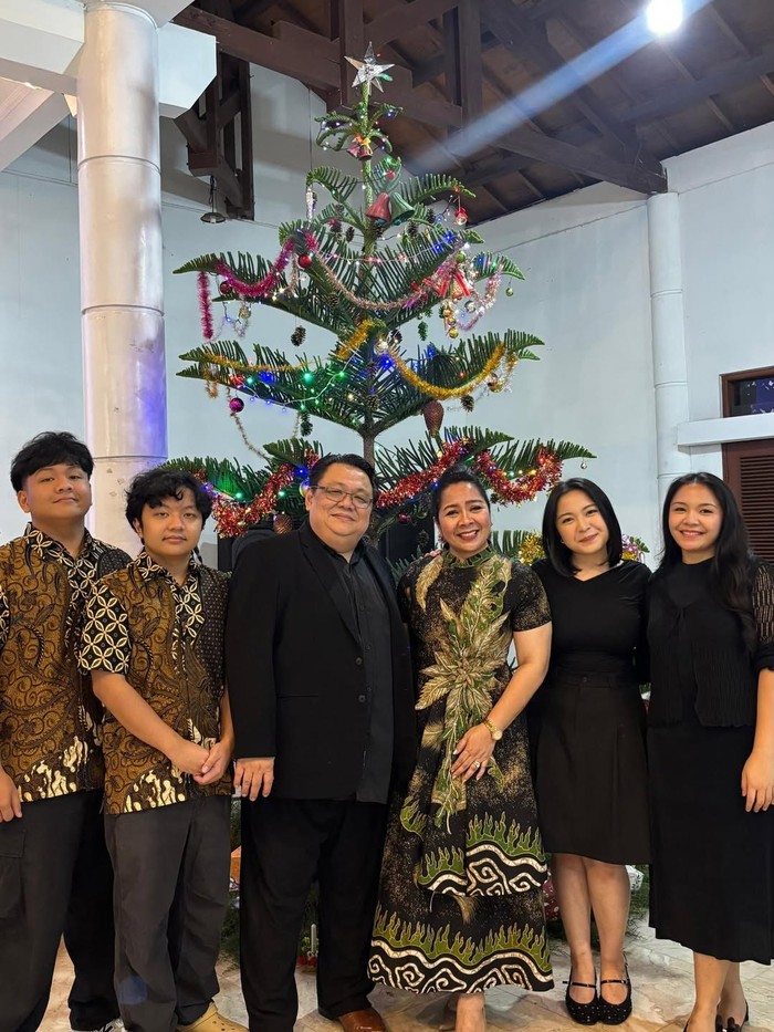 Penyanyi Bernadya rayakan Natal.