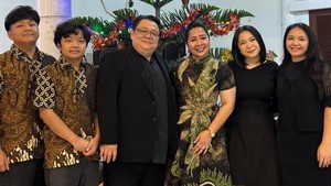 Momen Bernadya dan keluarga di malam Natal. (Foto: dok. Instagram @bernadyaribka)
