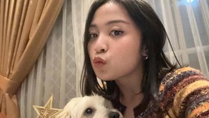 Dia juga mengajak anjing kesayangannya buat foto bareng di depan pohon Natal. (Foto: dok. Instagram @bernadyaribka)