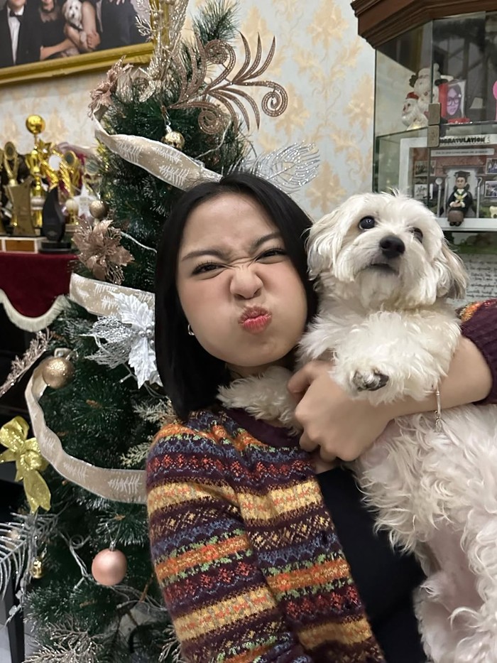 Penyanyi Bernadya rayakan Natal.