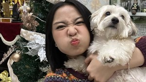 Ill be home for quizmois. tulis Bernadya dalam unggahan Instagram-nya pada malam Natal. Quizmois adalah plesetan kata Christmas, sempat jadi meme gegara pelafalan Camila Cabello dalam salah satu penampilan menyanyinya. (Foto: dok. Instagram @bernadyaribka)