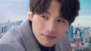 Aktor Jepang Fukushi Sota memerankan Hiro, seorang aktor top Jepang spesialis cerita romansa. Dia bertemu Cha Mu Hee saat syuting di luar negeri. Hubungannya dengan Cha Mu Hee jadi hal yang bikin penasaran. (Foto: dok. Netflix)
