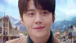 Kim Seon Ho memerankan Joo Ho Jin, penerjemah yang membantu komunikasi antara Cha Mu Hee (Go Youn Jung) dan Hiro (Fukushi Sota). Dalam poster, Kim Seon Ho tampak cozy dengan pakaian musim dingin berlatarkan pegunungan diselimuti es. (Foto: dok. Netflix)