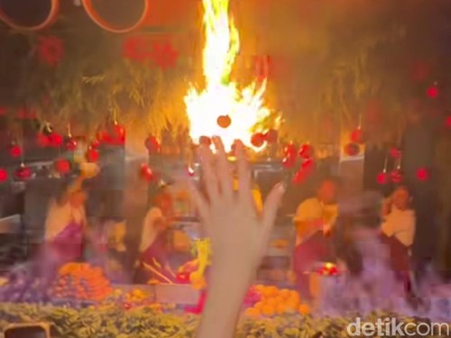 Cuplikan rekaman amatir pengunjung saat api melahap bagian restoran di Berawa, Badung.