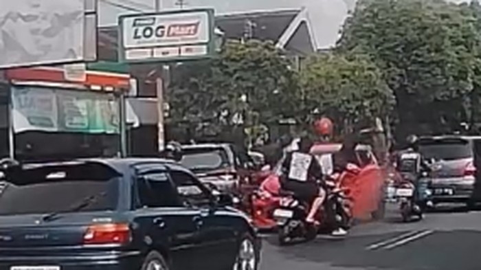 LCGC Kesetanan Lawan Arah di Jogja, Pemotor Dihajar Tanpa Ampun!
