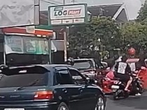 LCGC Kesetanan Lawan Arah di Jogja, Pemotor Dihajar Tanpa Ampun!