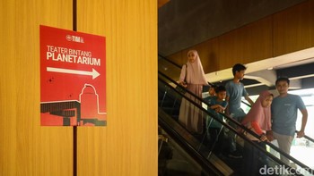 Pengunjung diarahkan ke Teater Bintang, ruang berkubah hemisferis yang berfungsi sebagai layar raksasa untuk memproyeksikan langit malam. Penunjuk Teater Bintang menandai akses menuju ruang utama, bagian dari sistem alur pengunjung yang diperbarui pasca revitalisasi planetarium.