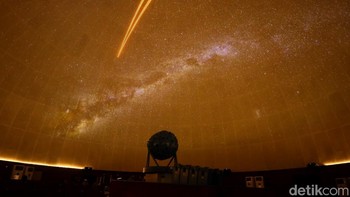 Proyektor bintang optik di tengah teater bekerja dengan sistem lensa berlubang presisi untuk memproyeksikan ribuan bintang sesuai posisi aslinya di langit.