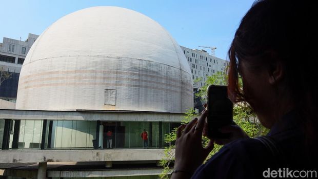 Dibuka kembali 25 Desember 2025, Planetarium Taman Ismail Marzuki mengajak publik memahami cara kerja langit melalui teknologi proyeksi dan sains astronomi.