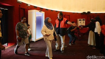 Pengunjung diharuskan menunjukkan tiket elektronik yang dibeli secara daring melalui kanal resmi pengelola TIM, seiring sistem masuk Planetarium Jakarta yang kini berbasis reservasi online pasca dibuka kembali pada 25 Desember 2025.