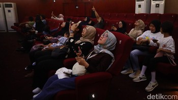 Pertunjukan memperlihatkan pergerakan benda langit terbit, terbenam, dan perubahan musim berdasarkan perhitungan astronomi, bukan rekaman video.