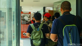 Pengunjung memadati area masuk Planetarium Taman Ismail Marzuki pada 25 Desember 2025, hari pembukaan kembali fasilitas edukasi astronomi ini setelah revitalisasi untuk pengunjung.