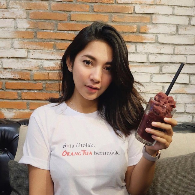 Pose Menawan Dinda Kirana Saat Makan Soba hingga Smoothies
