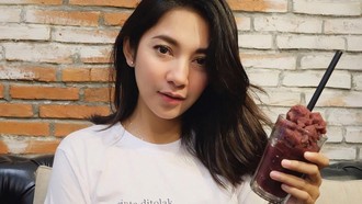 Pose Menawan Dinda Kirana Saat Makan Soba hingga Smoothies